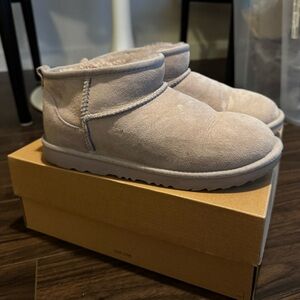 Ugg Ultra Mini Boots in Oyster Grey - Size 6K or 7 Women’s
